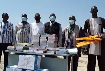 Distribution de kits scolaires et pédagogiques en présence des autorités (Maires, Député, Haut Comissaire) aux élèves de Dori (dans la région du sahel, Burkina Faso)