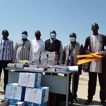 Distribution de kits scolaires et pédagogiques en présence des autorités (Maires, Député, Haut Comissaire) aux élèves de Dori (dans la région du sahel, Burkina Faso)