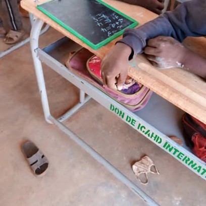 Don de ICAHD en tables bancs aux enfants déplacés internes au Centre Nord | Burkina Faso